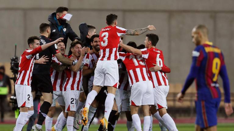 euforia Los jugadores del Athletic festejan la victoria nada más producirse el pitido del final. Foto: José Manuel Vidal/EFE