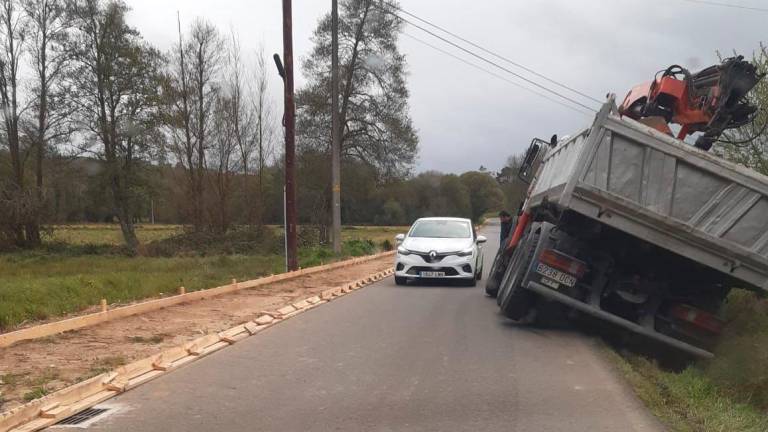 Imagen del camión que estuvo a punto de volcar al cruzarse con otro vehículo en la recta que va a Bamonde, Vilariño y Oza. Foto: PP