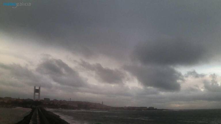 Imagen del dique de abrigo de A Coruña esta mañana, captada por las cámaras de MeteoGalicia.