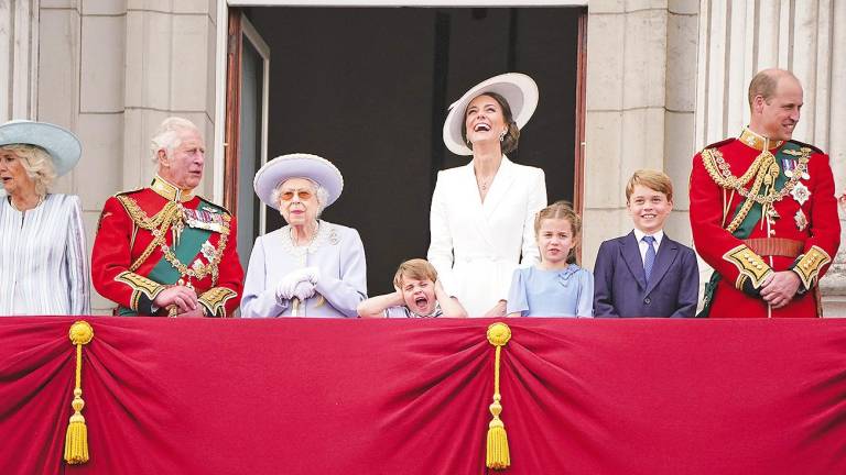 La duquesa de Cornualles, el príncipe de Gales, los duques de Cambridge y sus hijos, los príncipes Luis, Carlota y Jorge, arropando a la reina Isabel II en el saludo desde el balcón a los asistentes a su Jubileo de Platino. Foto: Jonathan Brady/E.P.