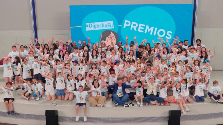 Foto de familia dos escolares dos centros premiados no primero concurso #DigochoEu da CRTVG. Foto: CRTVG