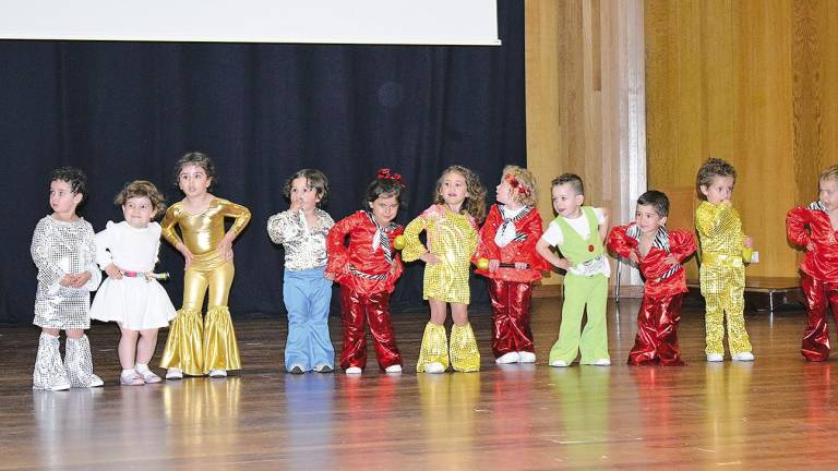 Una de las actuaciones de los escolares de la escuela infantil de Valga en su fin de curso. Foto: C. V.