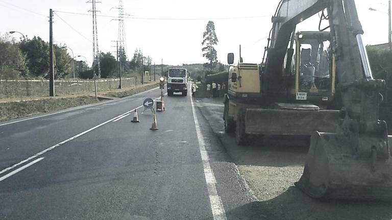 Unha das estradas provinciais na que vaise intervir: a DP-2405 que une a localidade de Cerceda con Mesón do Vento, en Ordes. Foto: G.