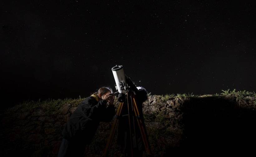 Observación das estrelas dende o dolmento de Dombate, en Cabana de Bergantiños. Foto: Raul Lorenzo