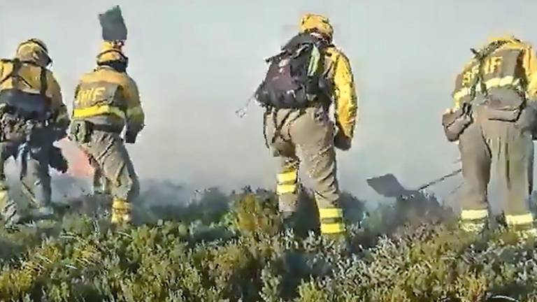 contención de las llamas. Un equipo de la Brif trabaja en el incendio de Chandrexa de Queixa, en la provincia de Ourense, en medio de un fuerte viento . Foto: Diario de un bombero