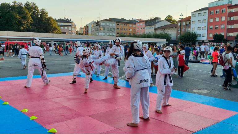 Mocidade practicando artes marciais nun Día do Deporte celebrado en Ordes. Foto: CDO