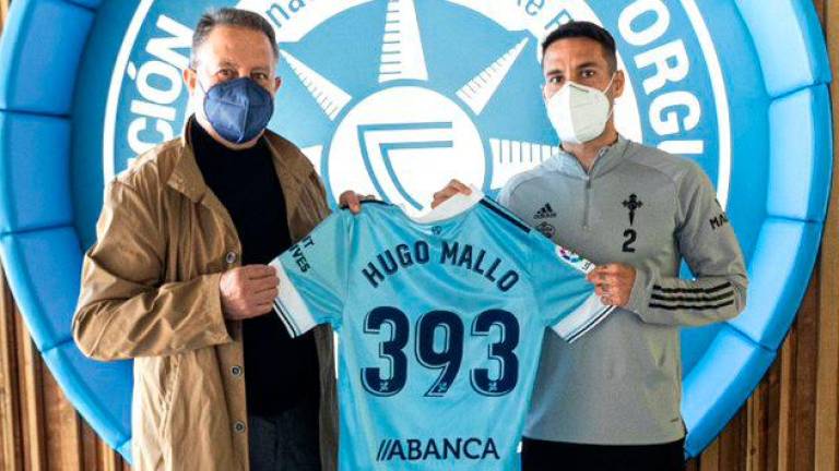 Atilano, ex futbolista y actual responsable de relaciones externas del club, a la izquierda, junto a Hugo Mallo. Foto: Celta Media