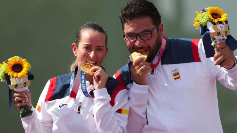 <b>Fátima Gálvez</b> y <b>Alberto Fernández</b>. Consiguieron el oro olímpico en la modalidad de equipo mixto de Tiro. (Fotografía, olympics.com)
