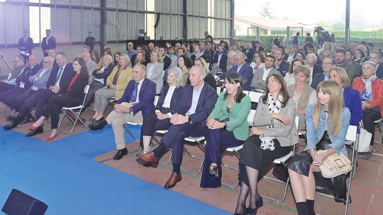 A conselleira de Promoción do Emprego, María Jesús Lorenzana, terceira pola dereita, xunto ao alcalde de Coristanco, na presentación do polo de emprendemento. Foto: Xunta
