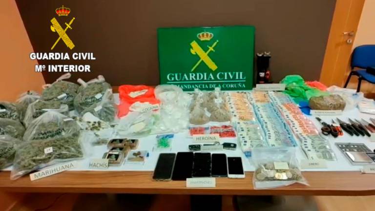 Sustancias estupefacientes, dinero y objetos decomisados en la operación Golfgri. Foto: Guardia Civil