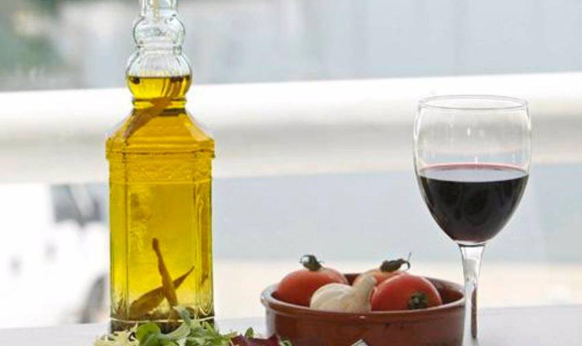El aceite de oliva es esencial en la dieta mediterránea. Foto: E.P.