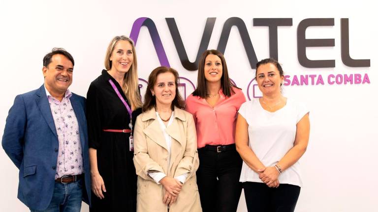 La alcaldesa María Pose, tercera por izquierda, con las edilas Cristina Fajín, cuarta, Silvia Cancela, quinta, y personal de Avatel. Foto: Avatel