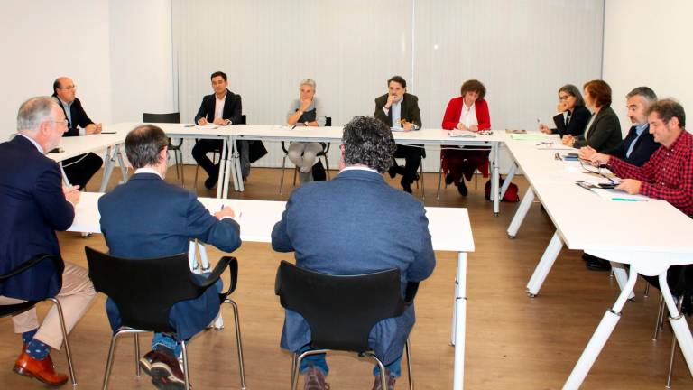 Mesa de debate sobre viviendas de uso turístico en la sede del Club Financiero de Santiago