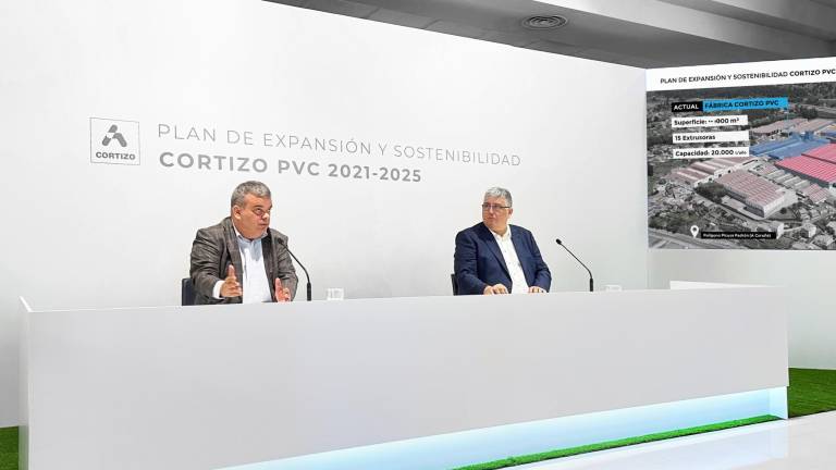 El director general de arquitectura de Cortizo, Daniel Lainz, a la izquierda, y el gerente de Cortizo PVC, Estanislao Suárez, durante la presentación de su plan de expansión y sostenibilidad 2021-2025 para su división de PVC. FOTO: CORTIZO