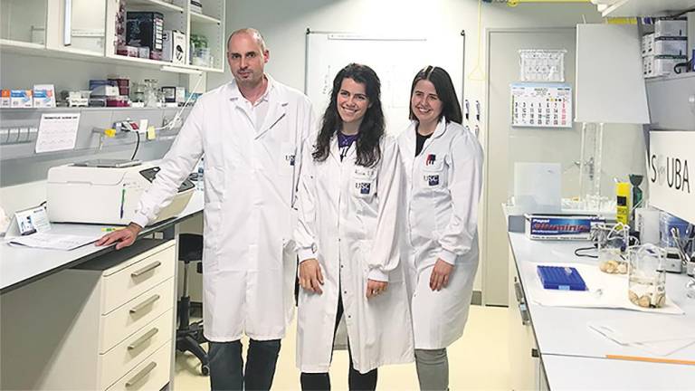José Tubío, director del Grupo de investigación Genomas y Enfermedad del CIMUS junto a la investigadora Alicia L. Bruzos, a su derecha, y otra supervisora del Grupo. Foto: CIMUS.