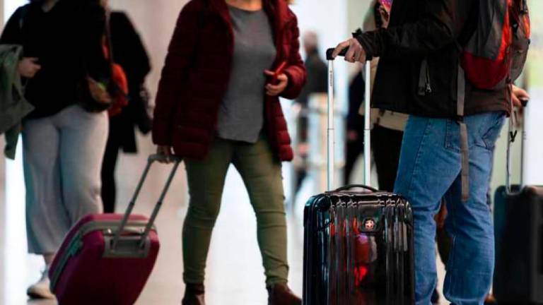 Viajeros con maletas a su llegada a Galicia. Foto: Gallego