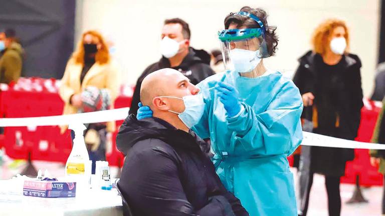 ifevi. Un hombre se realiza un test de antígenos durante un cribado. Foto: Marta Vázquez / E.P.