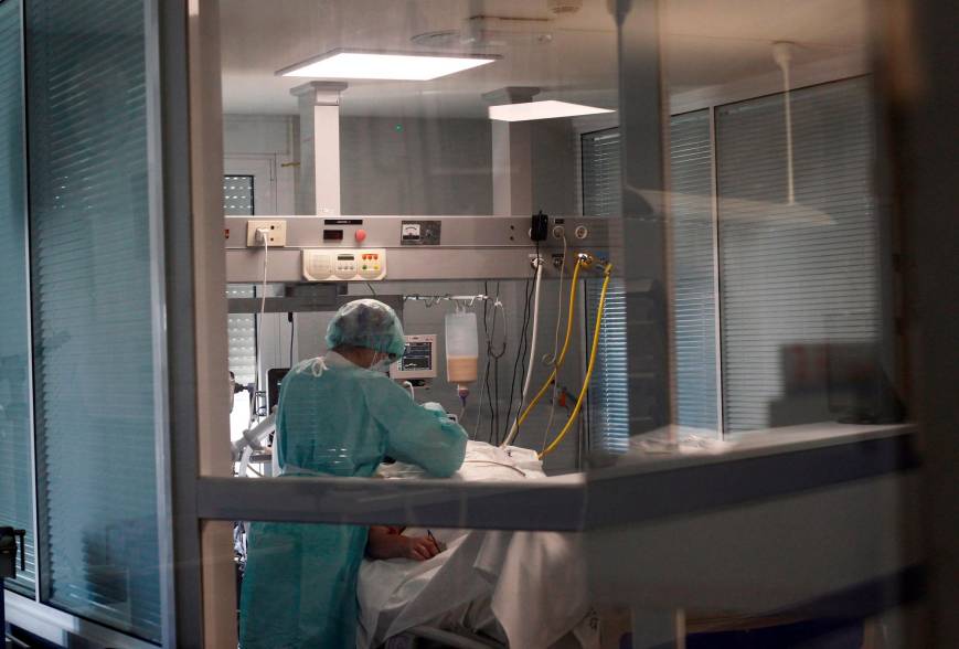Un paciente con COVID es atendido en el Complejo Hospitalario Universitario de Ferrol Foto: Kiko Delgado