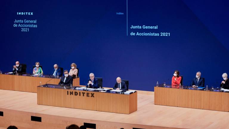 El consejo de administración de Inditex en el auditorio de su sede en Arteixo, dónde se celebró la junta de accionistas, también combinando la fórmula presencial y ‘online’, de la compañía que lidera el sector textil y de la moda mundial. Foto: ITX