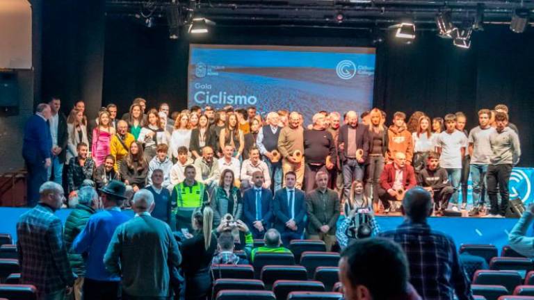 Foto de familia de todos os premiados na Gala Ciclismo Galego que se celebrou en Boiro, pondo en valor a todas as xeracións de deportistas. Foto: Laureano Freire
