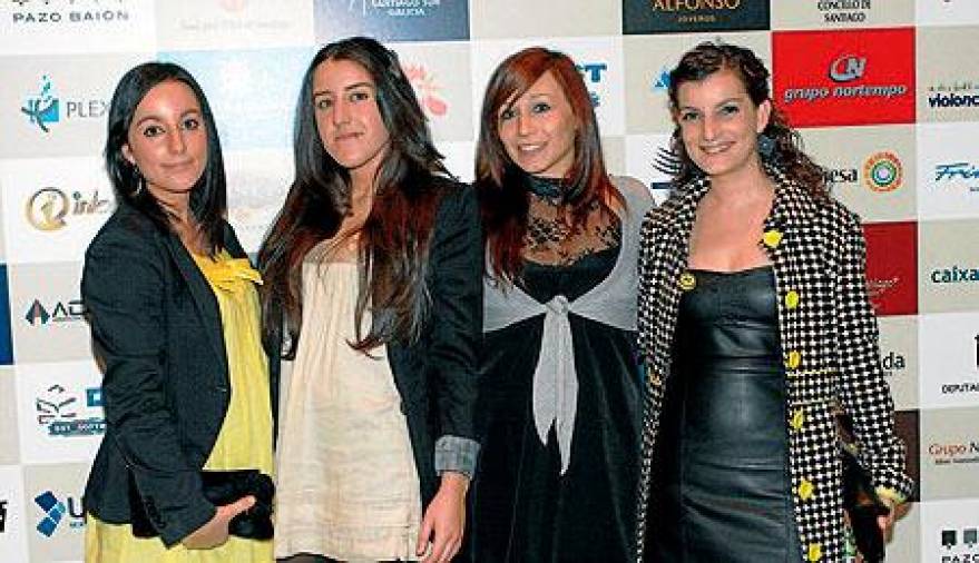 Jóvenes y guapísimas, lucieron sus mejores galas Carmen Olveira, a la izquierda, Noelia Carreño, Susana González y Beatriz Olveira