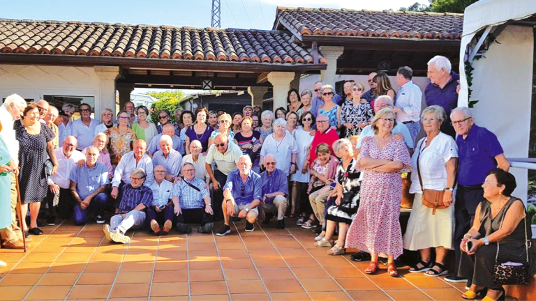 LOS PROTAGONISTAS. Foto de familia de los asistentes al segundo encuentro de vecinos de A Carreiriña.