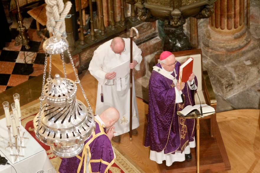 Monseñor Julián Barrio, a la derecha, presidió ayer en la Catedral el funeral por el papa Benedicto XVI. Foto: Fernando Blanco