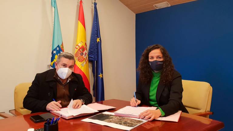 Manuel Ruiz e Susana Lenguas asinando o convenio de colaboración. Foto: Xunta de Galicia