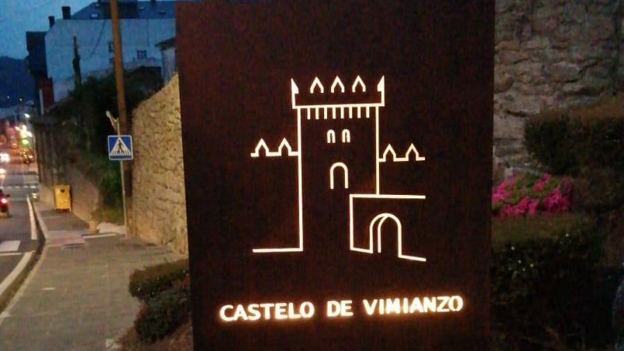 Nova sinal luminosa no acceso ao castelo de Vimianzo. Foto: Concello de Vimianzo