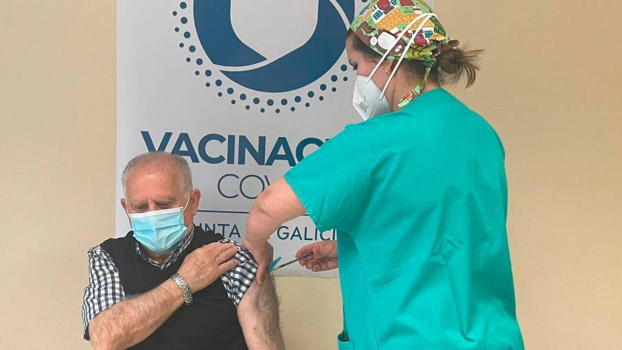 Un barbanzano recibiendo la vacuna contra el COVID en el hospital comarcal. Foto: Sergas