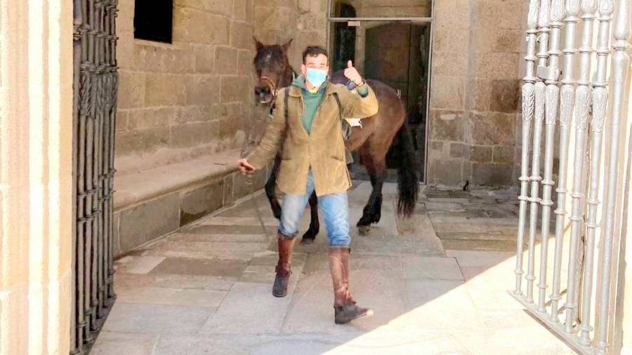 El monfortino Antonio Mosquera Rodríguez con su caballo, ‘Luzera’, ayer, en el interior de la Puerta Santa. Foto: A. Hernández 