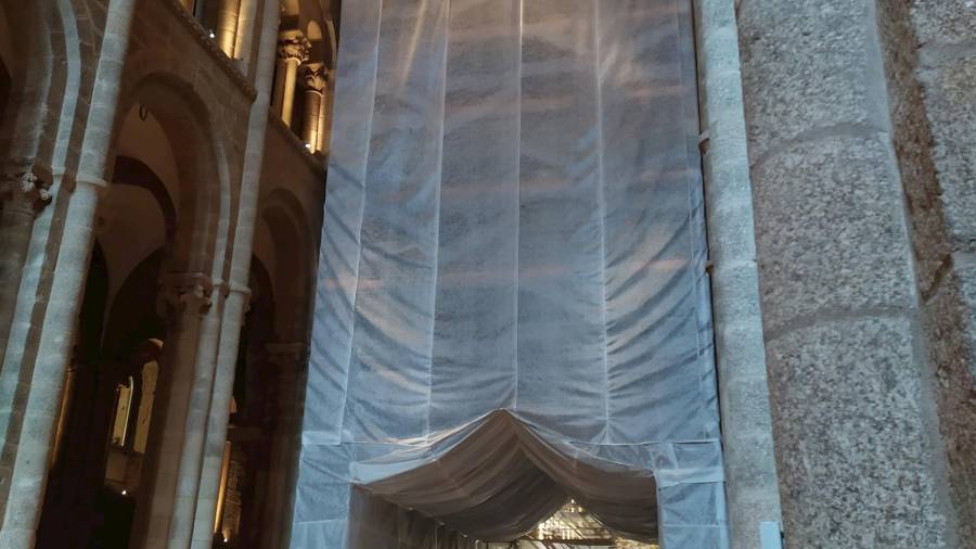 Obras en la nave principal de la Catedral de Santiago. EUROPA PRESS
