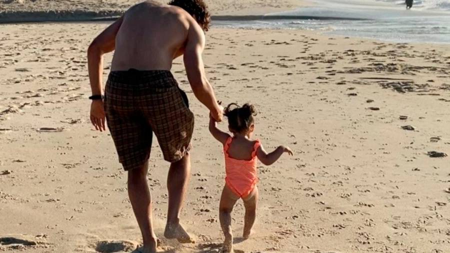 MARTIÑO RIVAS con su hija por la playa de Traba, en Laxe. Foto: @kayokoeverhart / Instagram