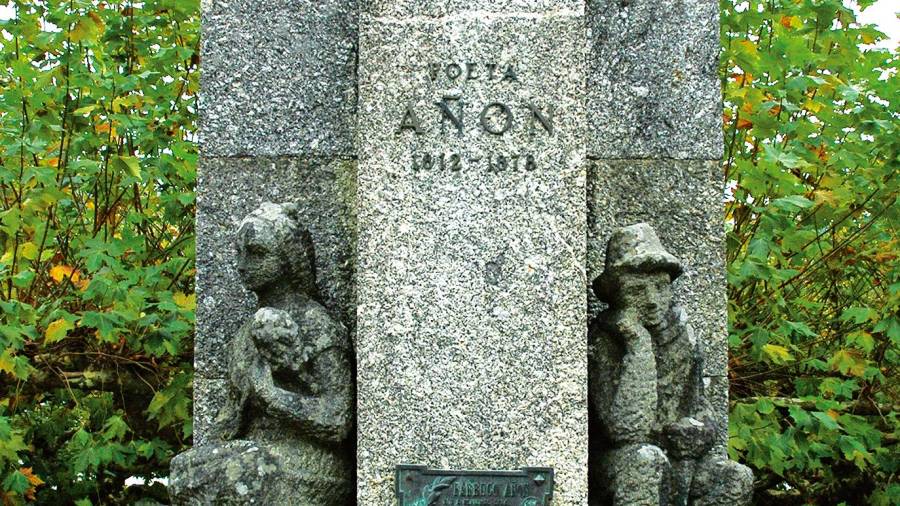 AÑÓN. Monumento dedicado ó poeta Francisco Añón.