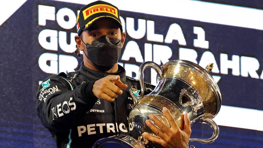 Lewis Hamilton celebra con el trofeo en el podio tras ganar en Baréin. Foto: Valdrin Xhemaj