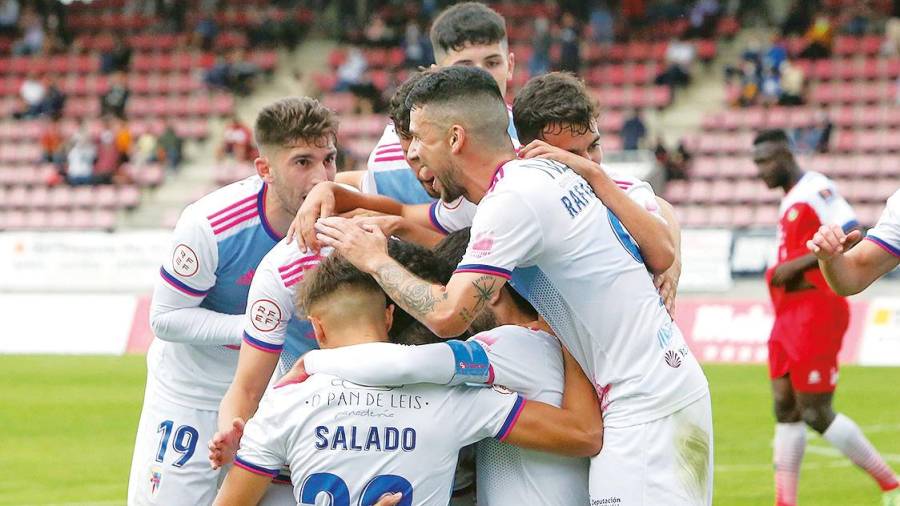CELEBRACIÓN Los jugadores del Compostela, celebrando un gol. Foto: Antonio Hernández