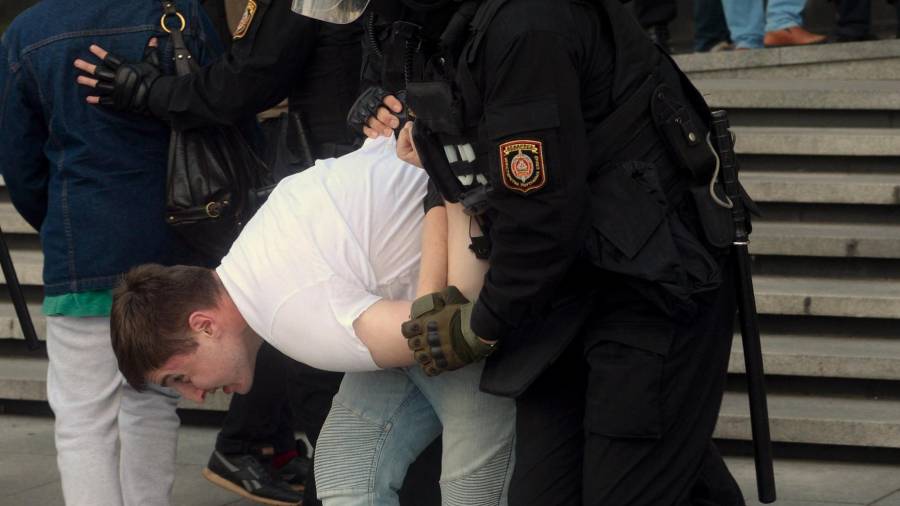 Un agente detiene a un manifestante en Minsk. Foto: Efe
