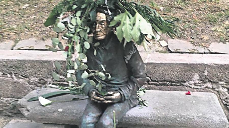 La estatua de Isaac Díaz Pardo esta mañana en la Alameda