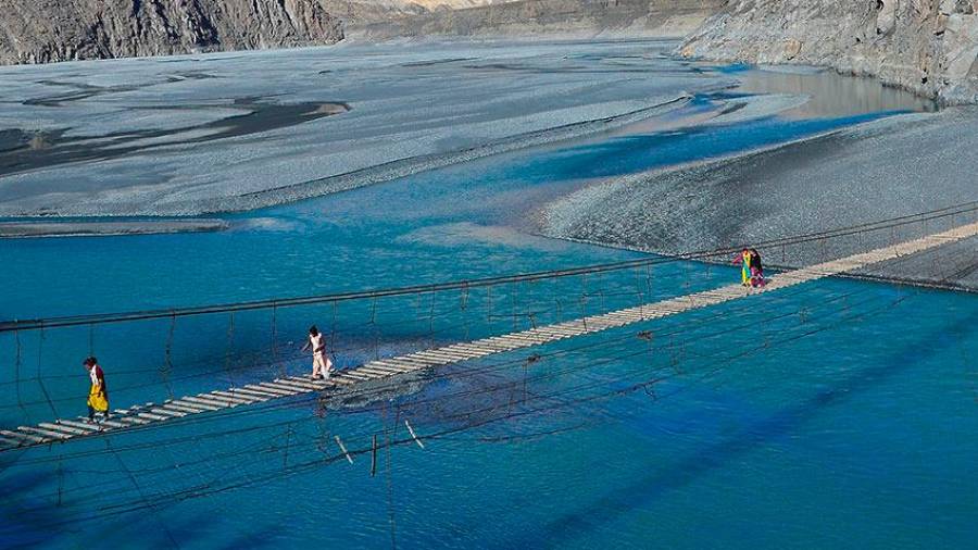 Puente de Hussaini. Considerado el más peligroso del mundo, esta pasarela fue construida por los lugareños con materiales de la naturaleza para poder llegar a la zona norte de la región de Gilgit-Baltistán en Pakistán atravesando el río Hunza. (Fuente, www.hola.com)