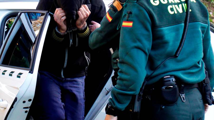 RÍA DE ALDÁN. En esta foto y la siguiente, dos de los detenidos gallegos tras localizarse el narcosubmarino que transportaba más de tres mil kilogramos de cocaína de gran pureza. Foto: Salvador Sas
