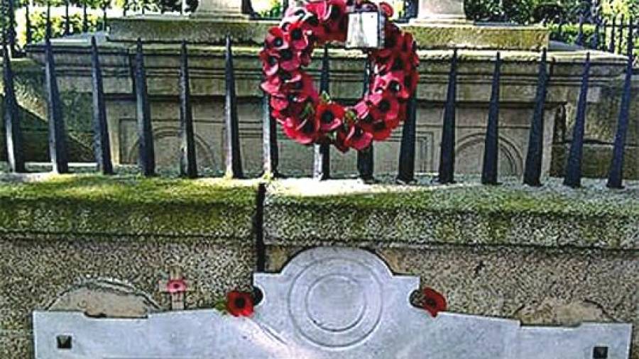 Enterramiento honorífico con una placa en memoria del General Sir John Moore