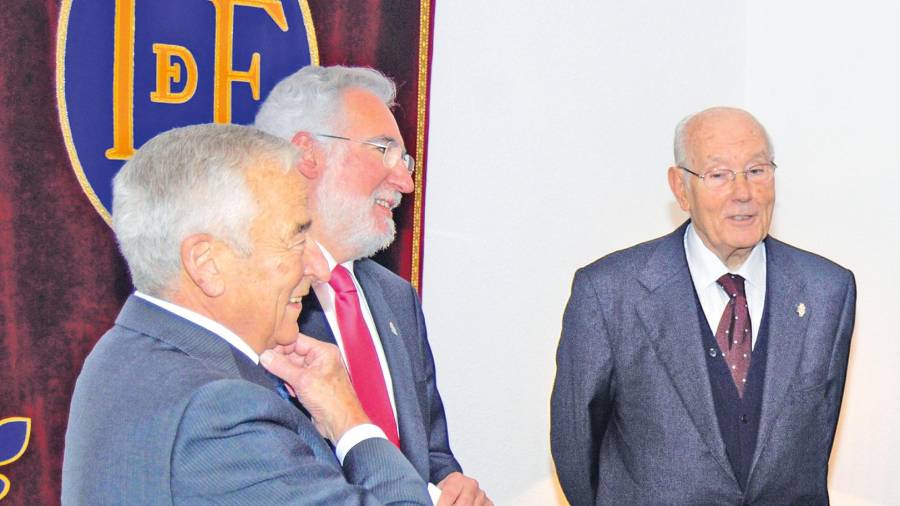 2. El galardonado en un acto con el presidente del Parlamento de Galicia, Miguel Santalices, y el exministro José Manuel Romay Beccaría.