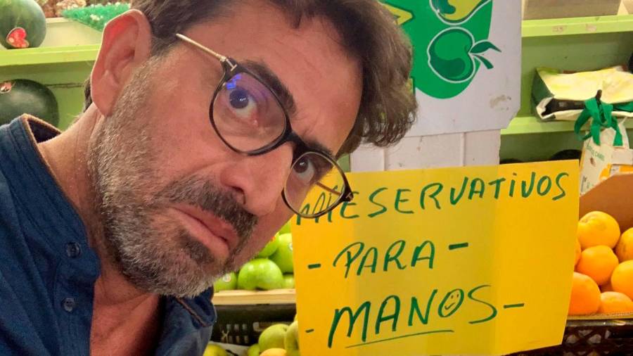 NOIA. El actor Antonio Garrido se hizo un simpático selfie ante un puesto de frutas en su estancia en Noia. Foto: Facebook