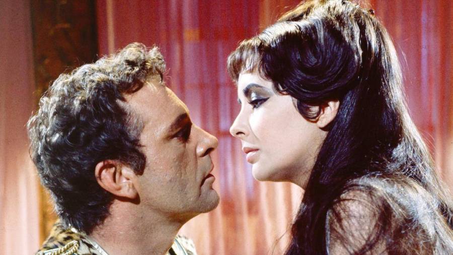 Elizabeth Taylor y Richard Burton en ‘Cleopatra’, la película más taquillera de 1963.
