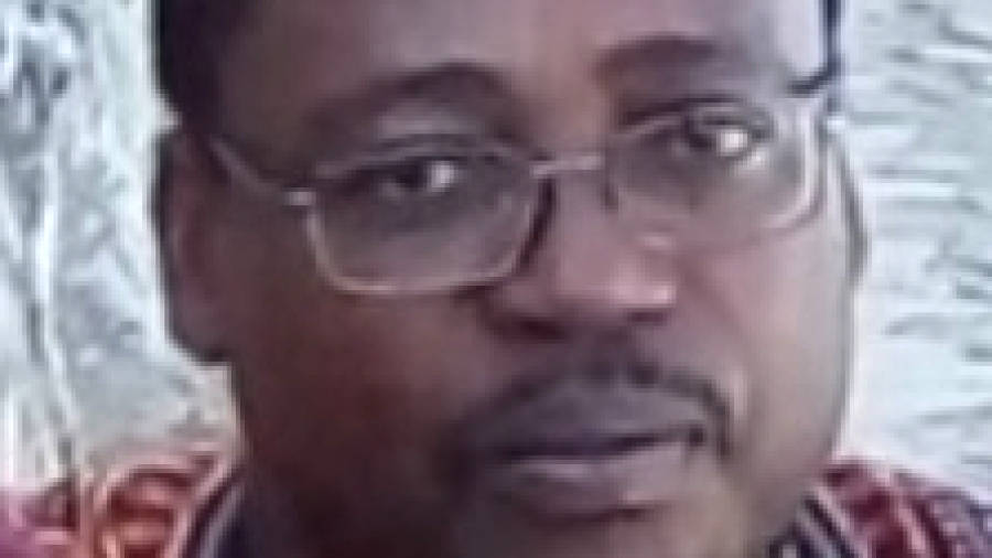 Okenve, un defensor de los derechos humanos en Guinea, diserta en O Son
