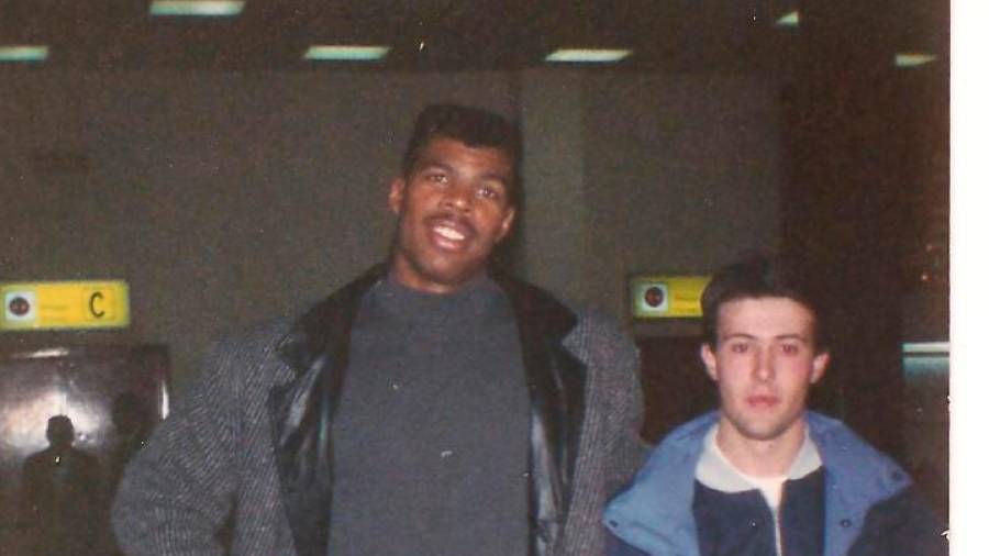 Un jovencísimo Pepe Martínez posando con el jugador Levy Middlebrooks en el año 89.