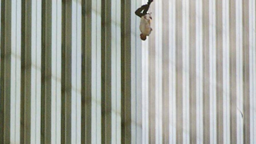 2001. El hombre que cae. Es, probablemente, una de las fotografías más famosas tomadas durante los atentados terroristas del 11 de septiembre en Nueva York. En ella podemos ver a una de las más de doscientas víctimas cayendo tras el ataque. Autor, Richard Drew.