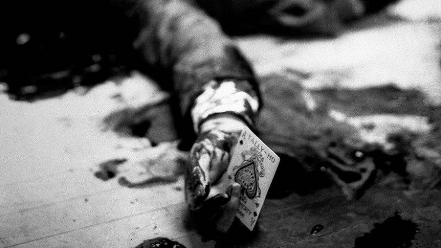 El capo mafioso Joe Masseria yace muerto en el suelo de un restaurante de Brooklyn sujetando un as de picas, 1931. (Fuente, www.culturainquieta.com)