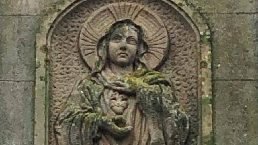 Bajorrelieve dedicado al Sagrado Corazón de Jesús en el pedestal del monumento. Foto: Suso Souto