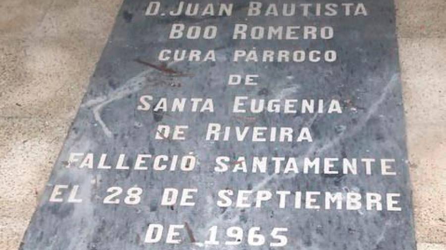 Tumba del que fue párroco de Ribeira Juan Bautista Boo Romero, en el interior de la cripta. Foto: Suso Souto